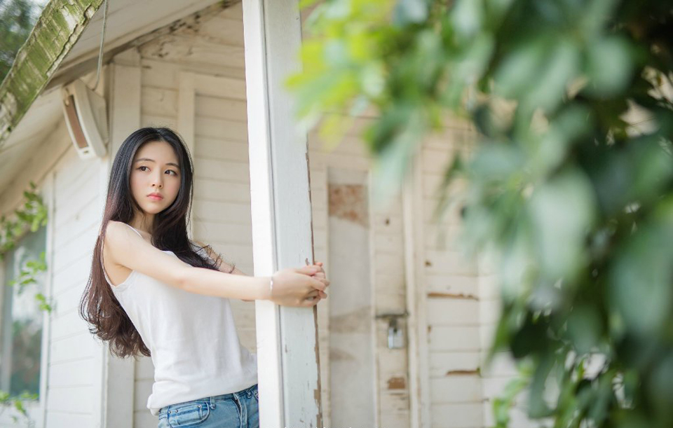“我已命人将你妻子接走，秋毫无犯。”法正淡然道。